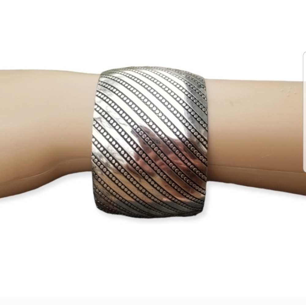 CHICOS NWT EMBRY SILVERTONED CUFF BRACELET